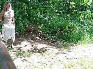 Vieja sexy autoestopista puta de calle follada en bosque con y luego sin condón