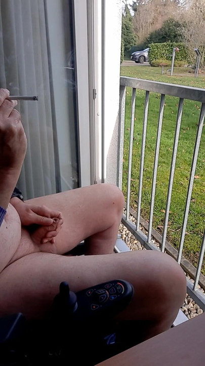 Röker vid det öppna fönstret