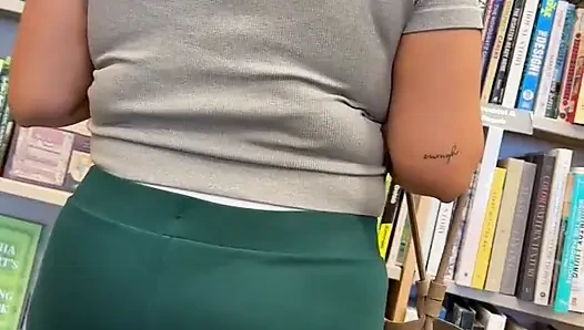 Tante semok latina dengan celana dalam thong seksi dengan celana dalam thong seksi ini dientot habis-habisan