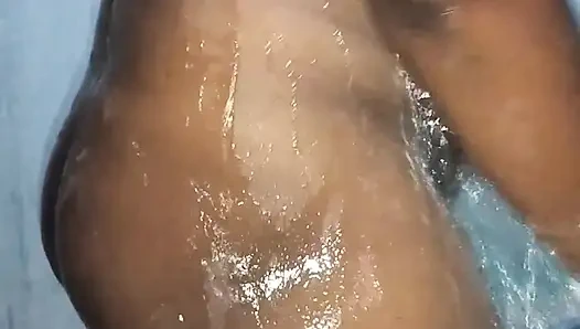 Bhabi pantat besar desi mandi benar-benar telanjang