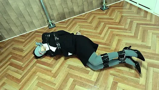 Hedeflenen ofis görevlisi bantla bağlanmıştı