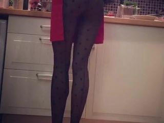 Vestido de nylon y piernas sexy en la cocina.