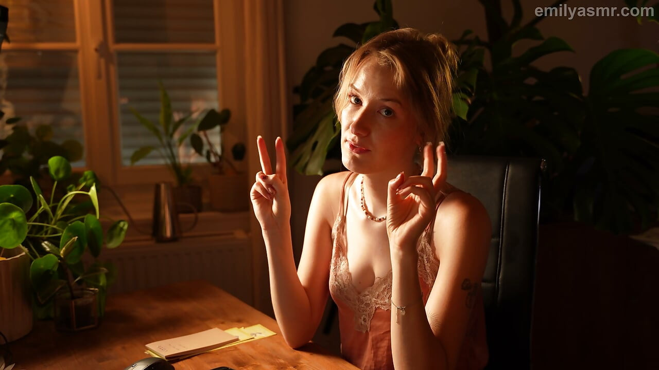 Recepcionista de hotel excitada faz mais do que melhorar o teu quarto - Roleplay ASMR