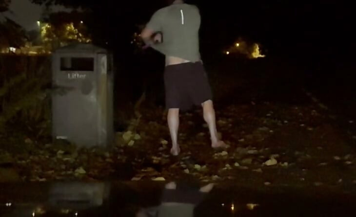 Al mijn kleren langzaam in het openbaar aan de kant van de weg uittrekken