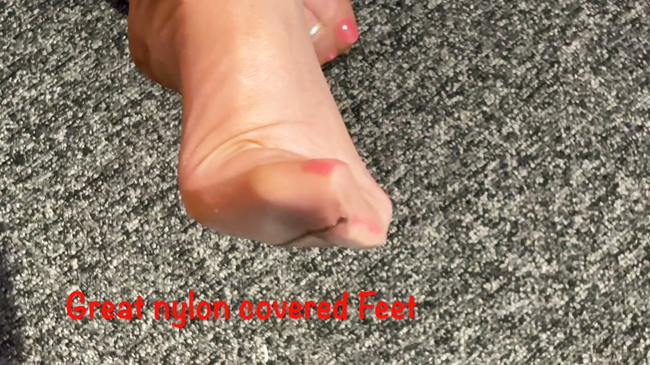 Mrs Mature Feet wanks her nylon friend 516