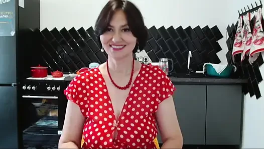 Gaun polka-dot-nya meluas ke samping