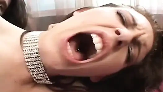 Seksi kız canavar bir yarağı emiyor ve sonra kanepede oturup boşalıyor