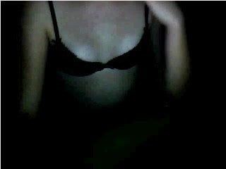 Gadis pemalu memamerkan pantat dan payudara di webcam