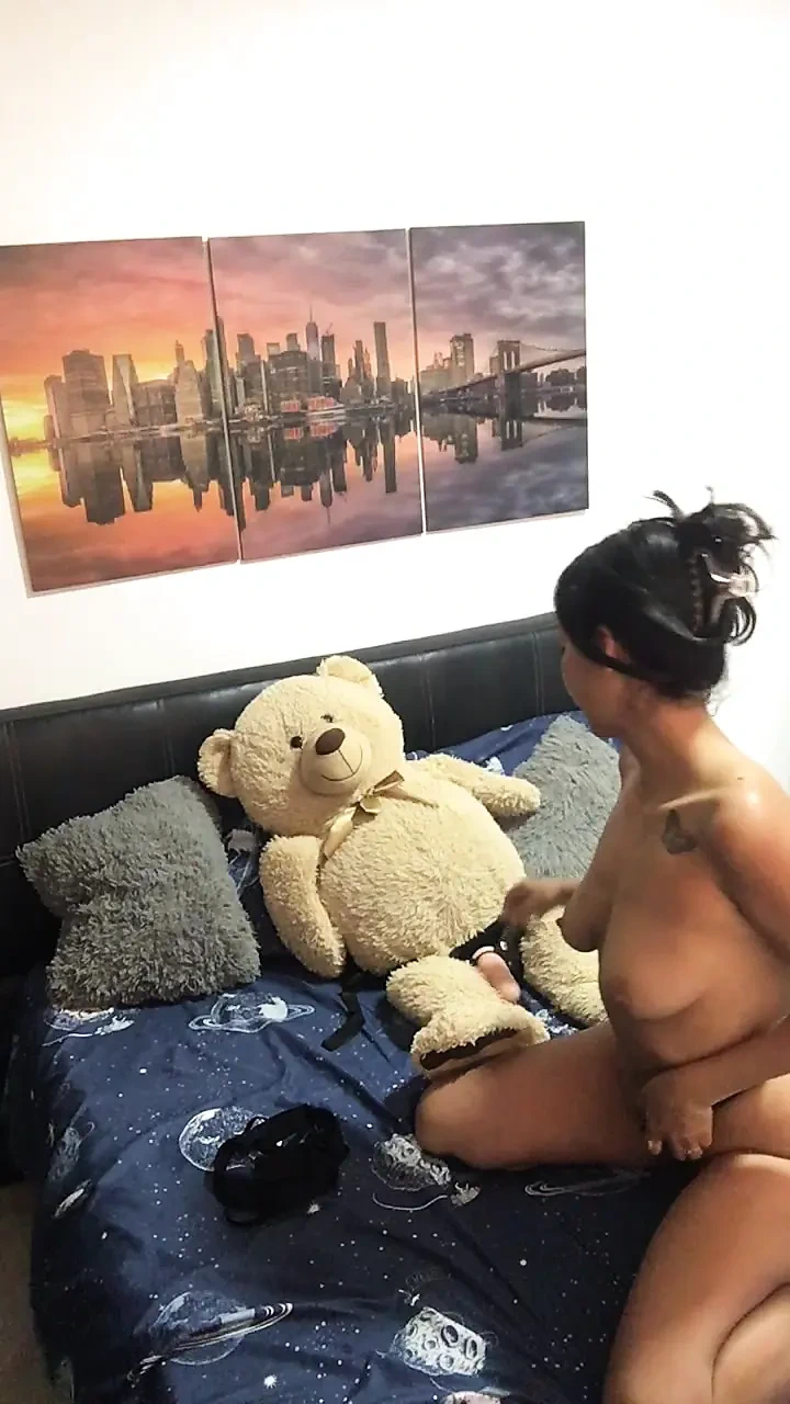 My girlfriend sends me a video masturbating and showing me her ass.