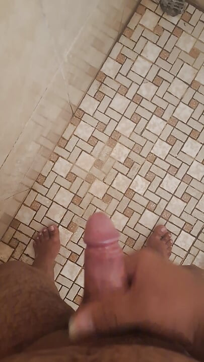 Duşta boşalıyor
