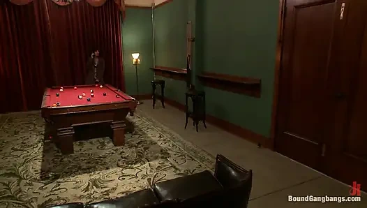 Ateşli nişanlı damatların bekarlığa veda partisini gözetliyor ve cezalandırılıyor