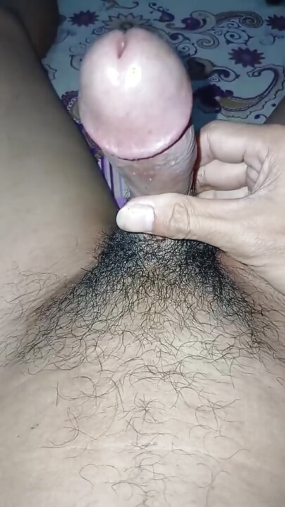 La erección de la polla se convierte en un rojo duro