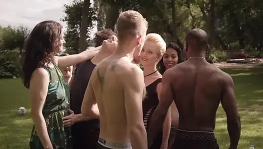 Erika Lust - 9 kişilik grup seks partisi!