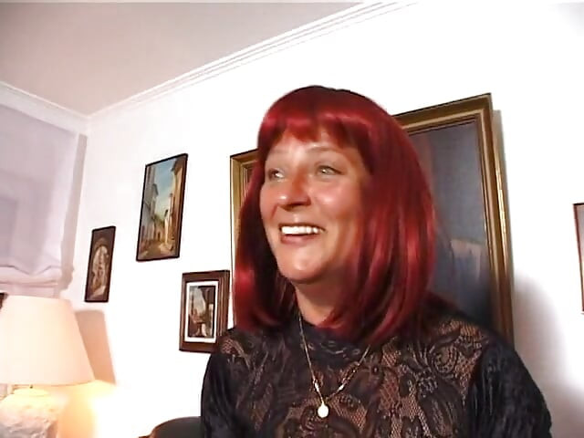 Érett vörös hajú szopja a farkát pov