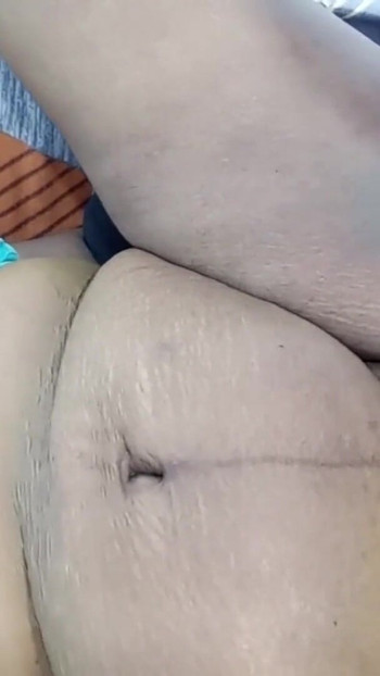 Cautivador momento de "Tamil esposa de humor completo caliente coño lamiendo orgasmo y posición 69 de sexo duro tamil audio claro"