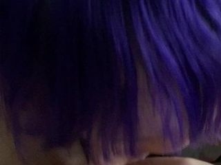 Une transsexuelle aux cheveux violets suce une bite