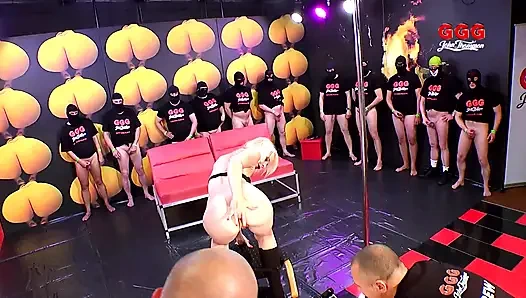 Sarışın genç kız sakso çekmeyi ve ggg john thompson'ı yutmayı seviyor