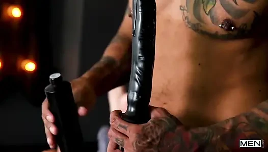 Erkekler - seksi kaslı delikanlılar boomer banks ve nic sahara seks oyuncağının yolunu biliyor