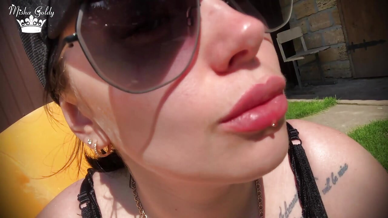Nutte raucht im freien & große lippen necken