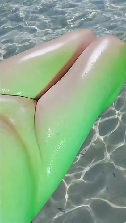 4 Hands-free Colorful Oiled Thighs Masturbating in the Water