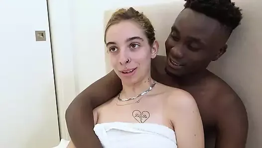 Inexperiente loira adolescente Irina Love se torna uma verdadeira estrela pornô em seu primeiro vídeo interracial!