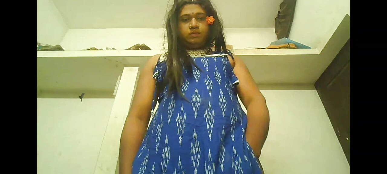 Indian shemale exposing boobs and shakeing huge ass
