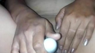 Desi bhabhi mastrubeert met vibrator voor jong vriendje