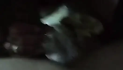 Amatör çift bir motelde seks yaparken kendilerini kaydetmenin tadını çıkarıyor (gerçek seks)