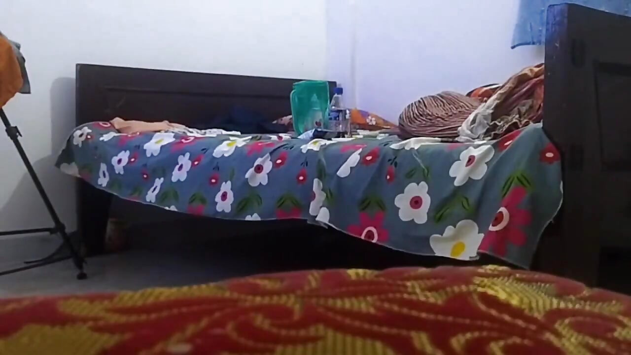 Inny przyjaciel uczynił dziewczynę swojego przyjaciela i włożył ją w jej tyłek.