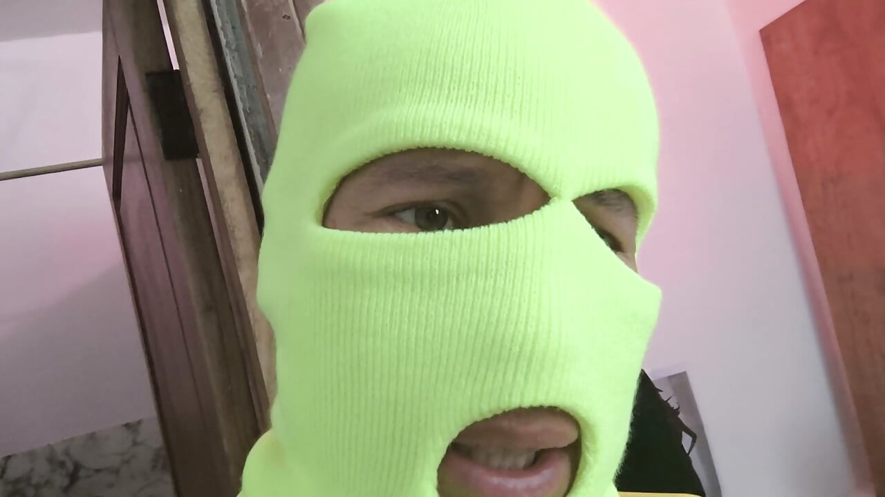 En 30 år gammel heks som nyter sex på Halloween på en ensom fest