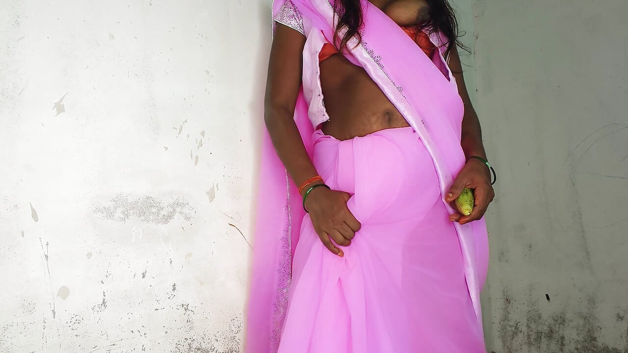 Ich bin eine indische Frau, die bereit ist, Sex zu haben, während sie einen rosa indischen Sari trägt.