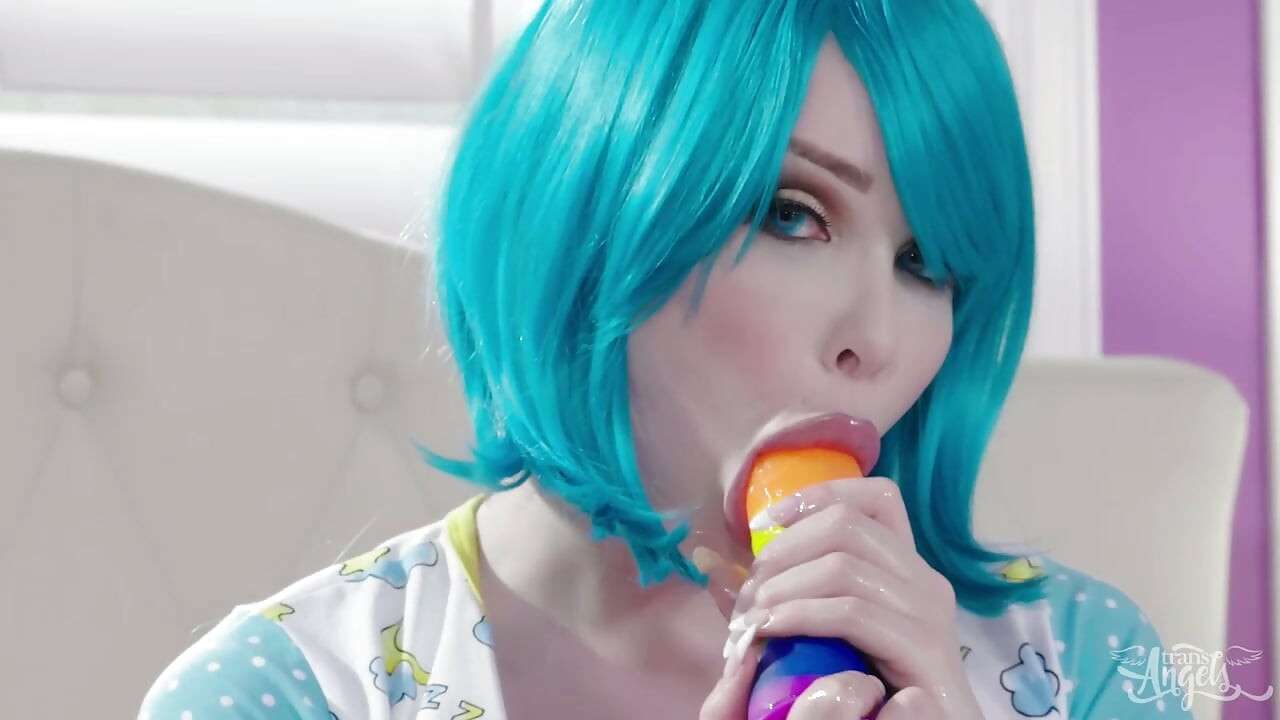 TRANS ANGELS - Izazovna Sarina Valentina uvlači dugu dildo duboko u svoju tesnu malu guzu