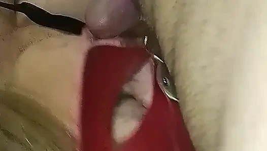 Kocasının aldatılmış çocuğu evde değil ama o evdeydi.