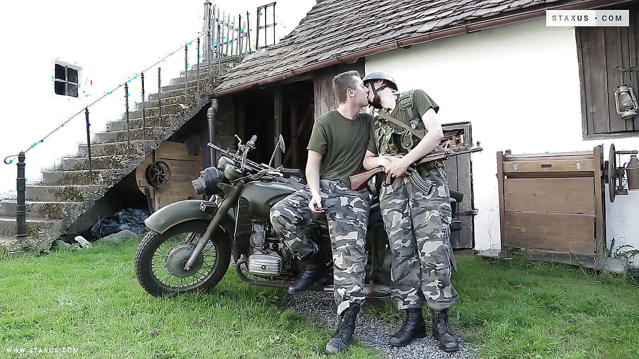 STAXUS :: Regrut koji čezne za domom dobiva žestoko punjenje vrućeg kurca i gladne guzice! HD