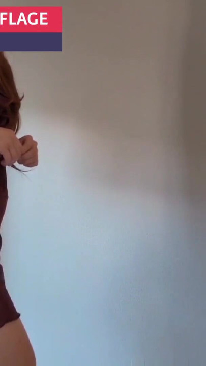 Ikoniskt ögonblick från "Brevbäraren har ett enormt paket! Italiensk fru cuckolds sin man kurir"