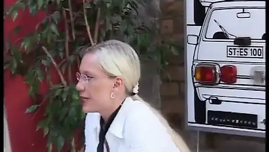 Sekretaris jerman lagi asik muasin dua sekaligus