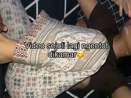 Ein Video eines jungen Mädchens, das im Wohnzimmer masturbiert