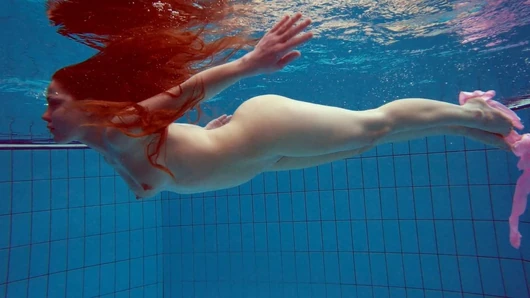 Redhead Simonna showing her body underwater