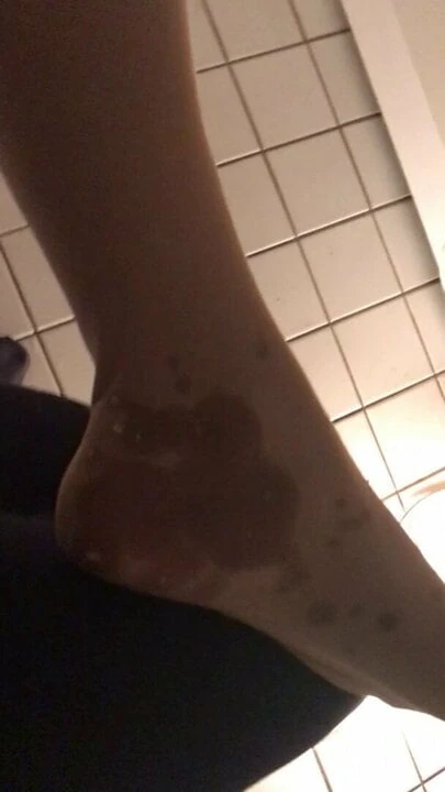 Lelaki pantyhose miang dengan seluar ketat mani