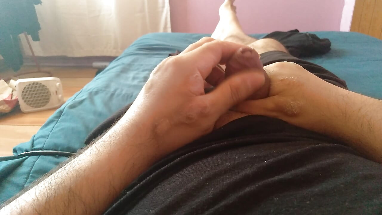 Lelaki comel menunjukkan zakar besarnya