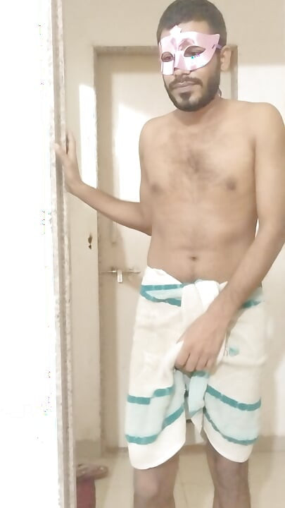 Mere boyfriend bathroom me naha raha tha usko maine dekh liya to usne muje chod diya