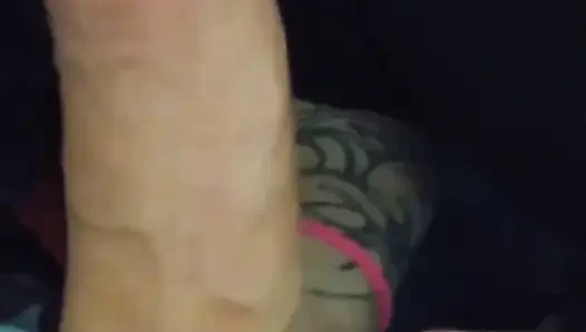 Seksi kız arkadaş aşağı atıyor!