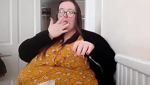 İri güzel kadın ssbbw göbek balık ve cips dolduruyor