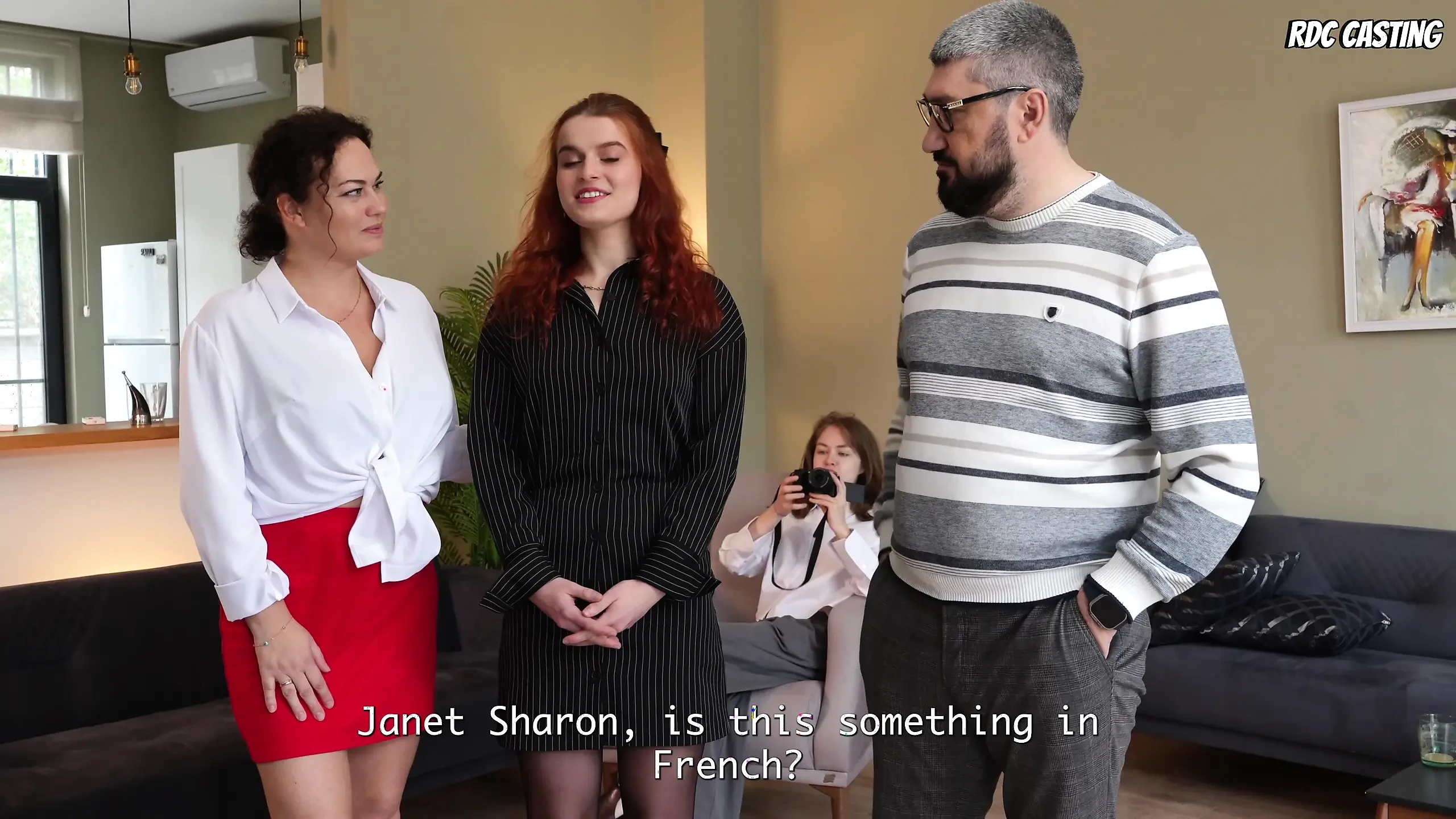 Yordam guruhi bilan porno videoni koring