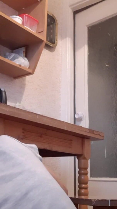 Unvergesslicher moment von "Während unsere haushälterin geschirr wäscht, leckte meine freundin riskant muschi unter dem tisch"
