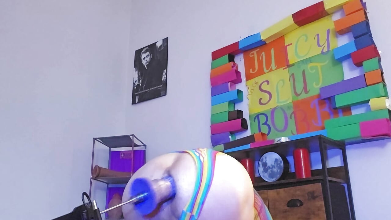 Fodendo minha bunda com minha roupa fofa de arco-íris