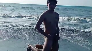 Hete Aziatische tienerjongen komt klaar op het strand