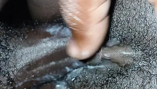 Dia mengencingi penisku dan menyetubuhiku sampai aku muncrat.