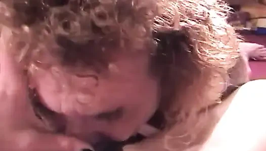 İri göğüslü sarışın kız iki adamla sert seks yapıyor