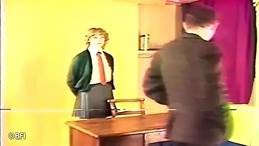 Armes teenie-hottie wird in der klasse in den arsch versohlt
